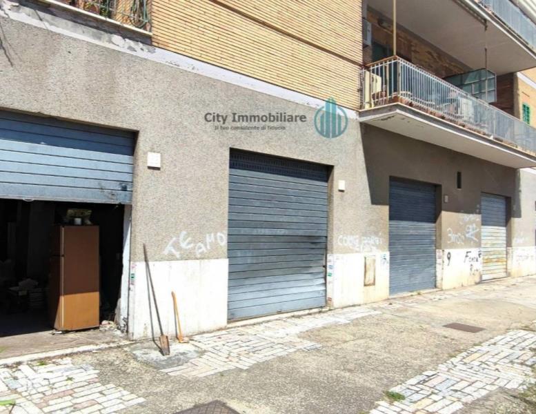 locale commerciale in vendita a Roma in zona Prenestino-Centocelle