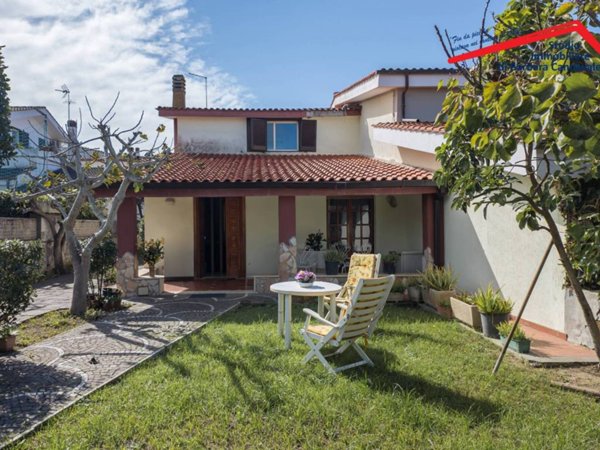 casa indipendente in vendita a Roma in zona Infernetto
