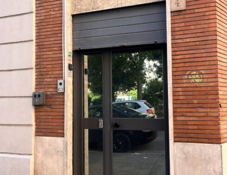 locale commerciale in vendita a Roma in zona Tuscolano