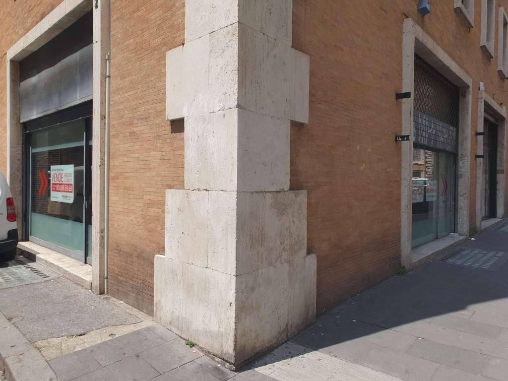 negozio in vendita a Roma in zona Parione/Sant'Eustachio