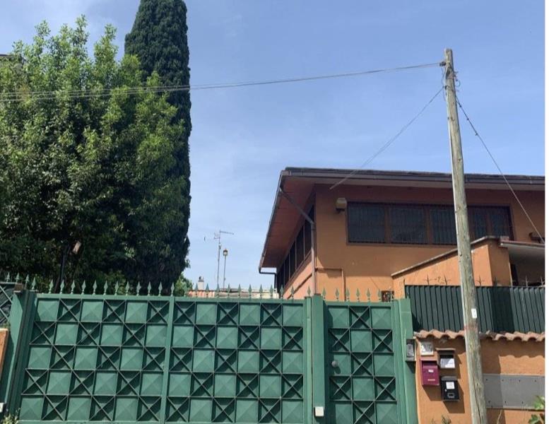 locale commerciale in vendita a Roma in zona Lago Regillo