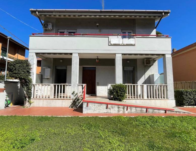 casa indipendente in vendita a Roma in zona Ostia