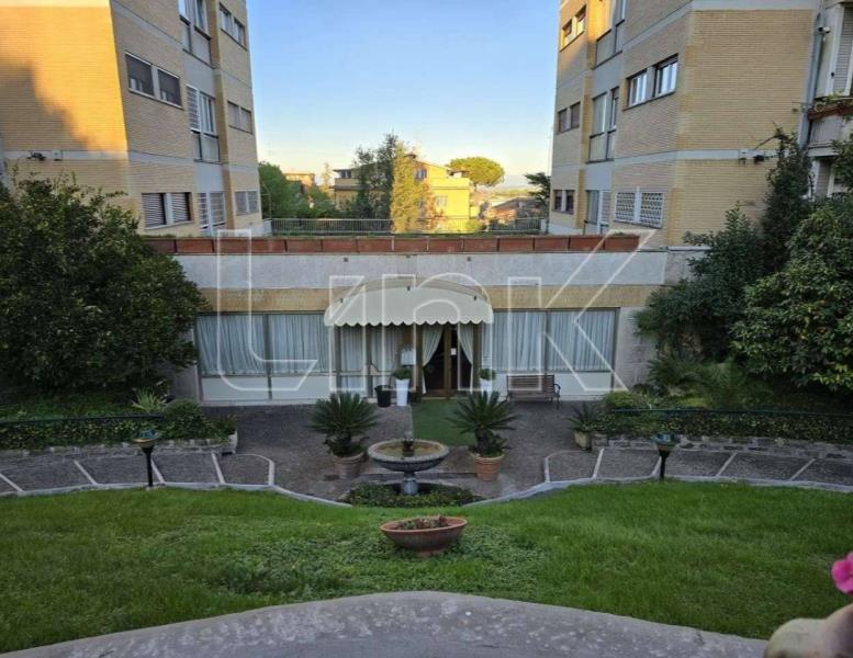 appartamento in vendita a Roma in zona Tomba di Nerone