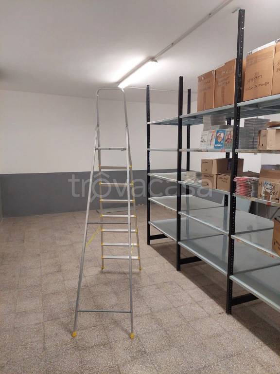 locale commerciale in vendita a Roma in zona Torre Angela