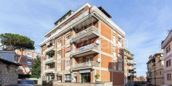 appartamento in vendita a Roma in zona Tomba di Nerone
