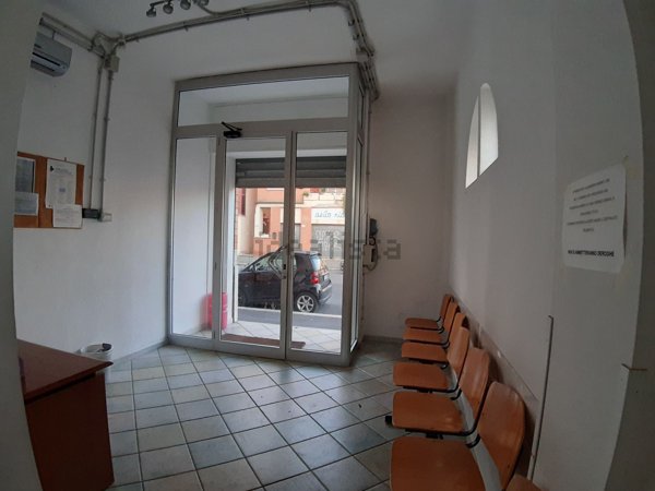 locale commerciale in vendita a Roma in zona Acilia