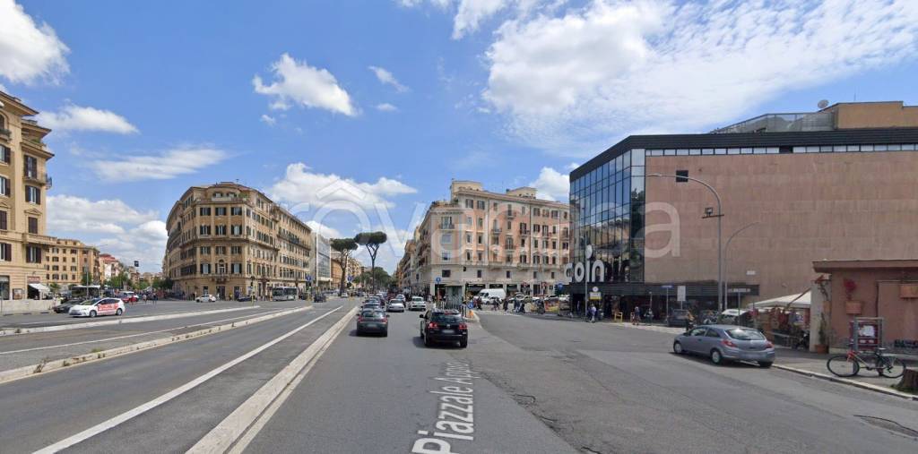 negozio in vendita a Roma in zona Appio Latino