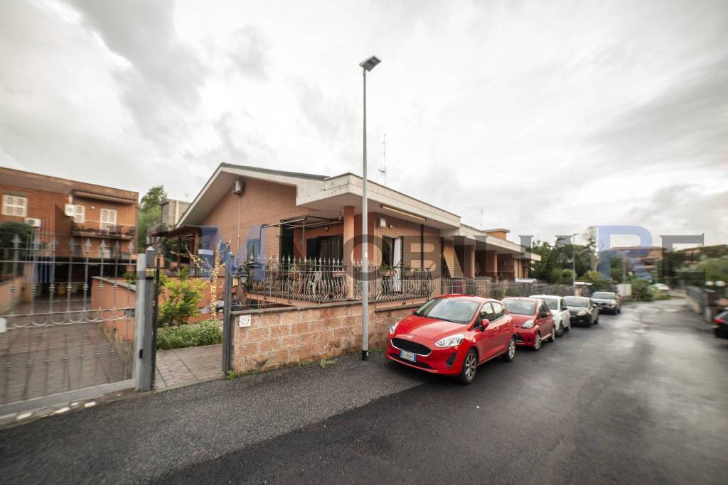 casa indipendente in vendita a Roma in zona Finocchio