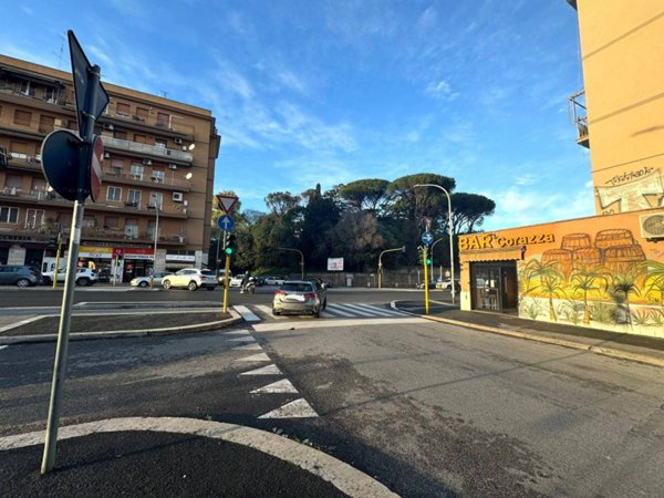 negozio in vendita a Roma in zona Portuense