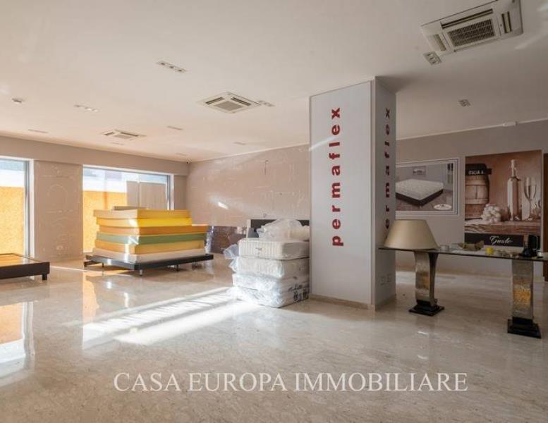 locale commerciale in vendita a Roma in zona Ostia
