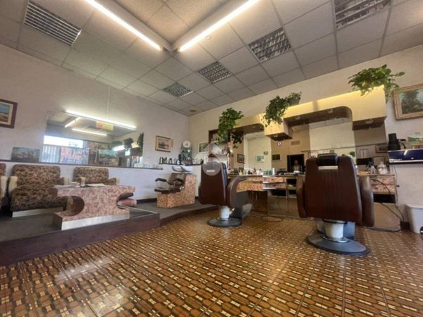 locale commerciale in vendita a Roma in zona Torre Angela