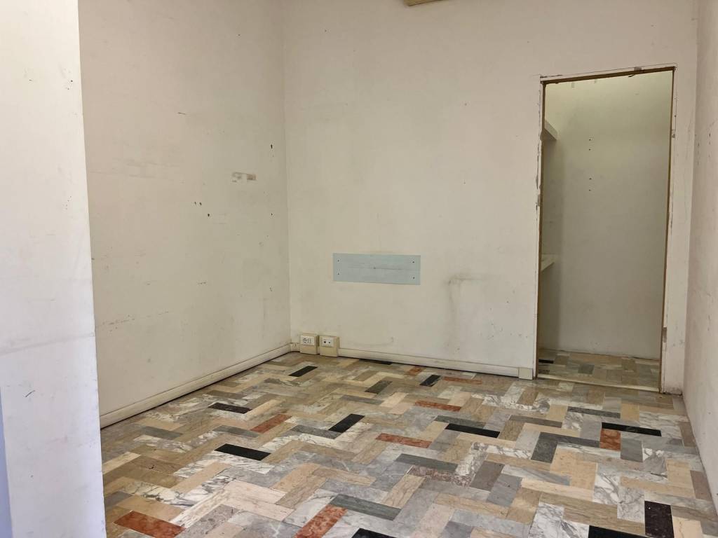 negozio in vendita a Roma in zona Tomba di Nerone
