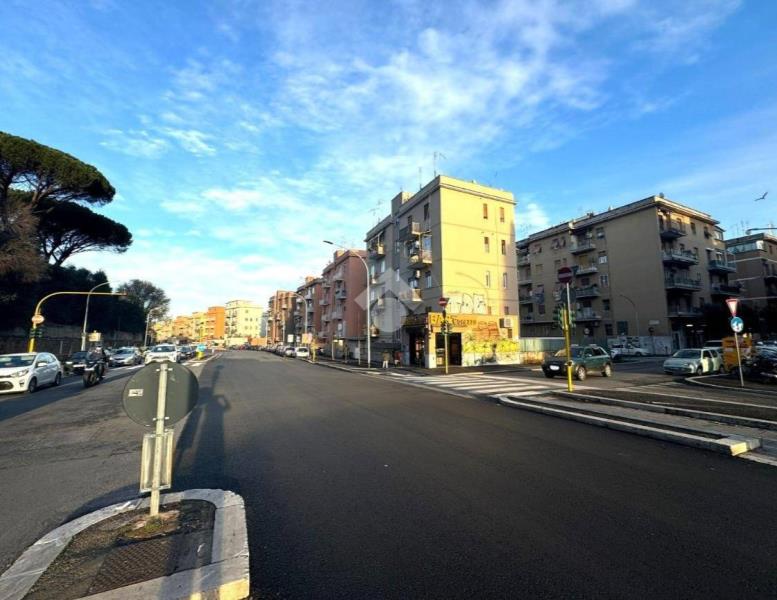 locale commerciale in vendita a Roma in zona Portuense