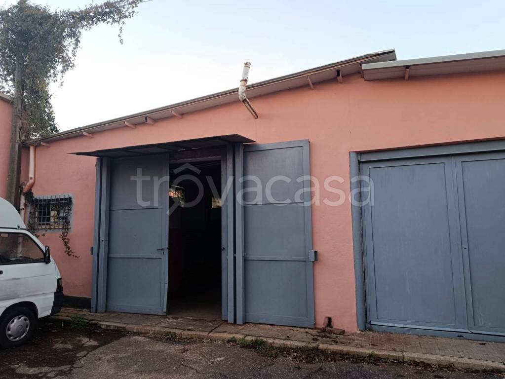locale di sgombero in vendita a Roma in zona Tuscolano