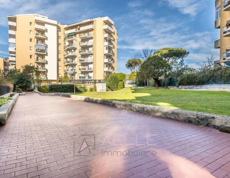 appartamento in vendita a Roma in zona Axa