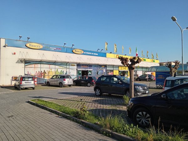 negozio in vendita a Roma in zona Ponte di Nona