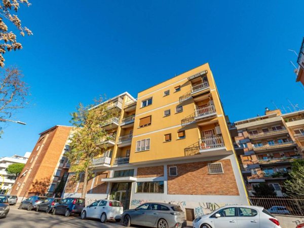 appartamento in vendita a Roma in zona Ardeatino