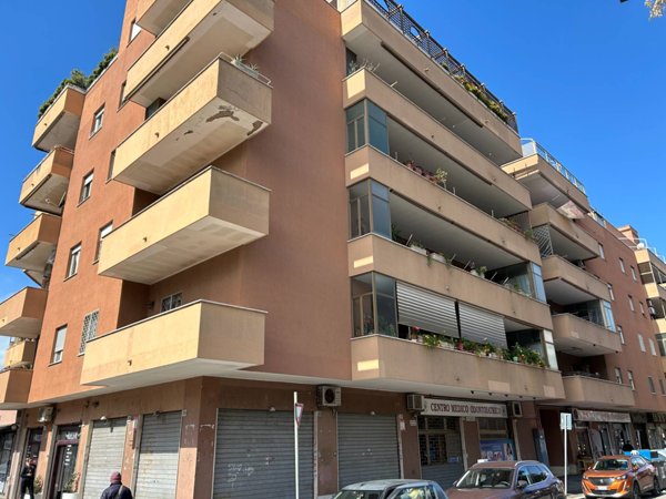 locale commerciale in vendita a Roma in zona Ostia