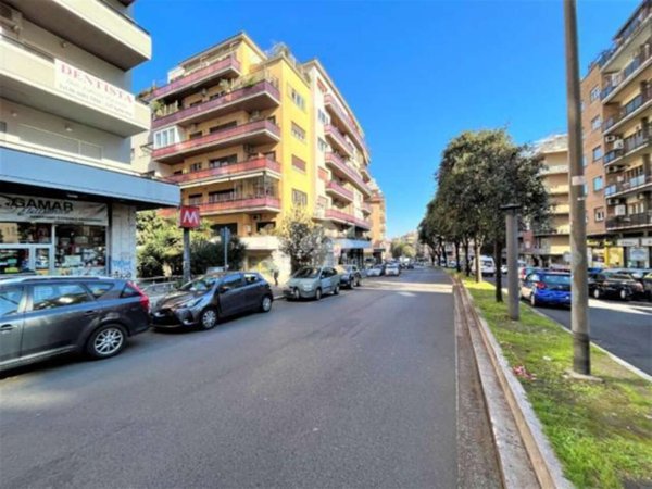 locale commerciale in vendita a Roma in zona Aurelio