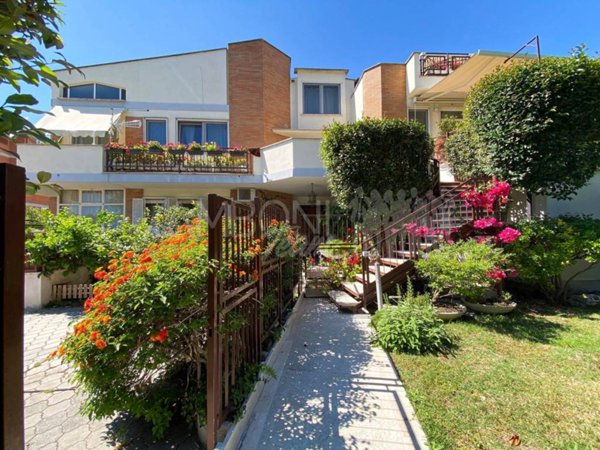 casa indipendente in vendita a Roma in zona Casal Palocco