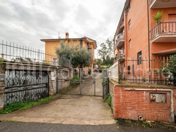 appartamento in vendita a Roma in zona Valle Muricana