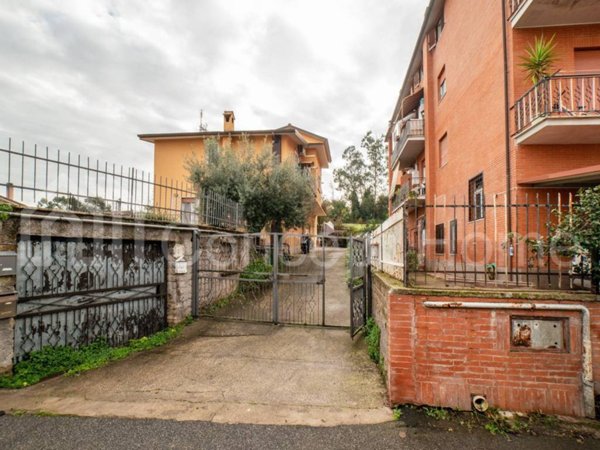 appartamento in vendita a Roma in zona Valle Muricana