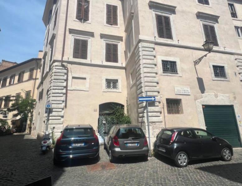 appartamento in vendita a Roma in zona Pigna - Sant'Angelo