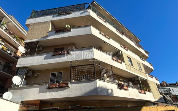 appartamento in vendita a Roma in zona Tomba di Nerone