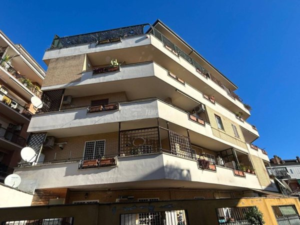 appartamento in vendita a Roma in zona Tomba di Nerone