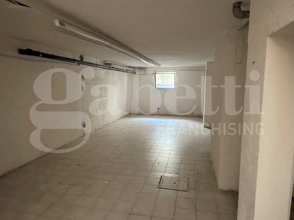 locale commerciale in vendita a Roma
