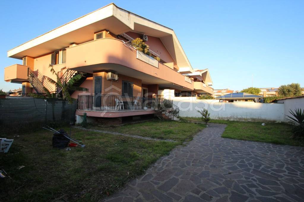 casa indipendente in vendita a Roma in zona Infernetto