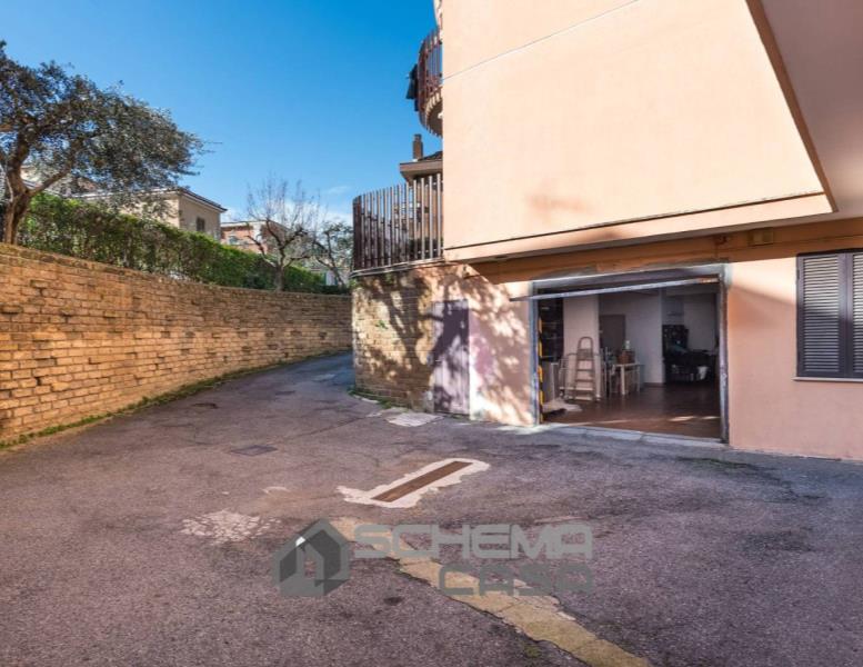 locale di sgombero in vendita a Roma in zona Casal Morena