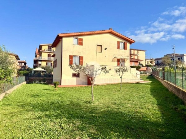 casa indipendente in vendita a Roma in zona Finocchio