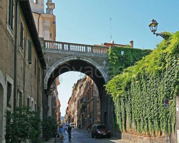 negozio in vendita a Roma in zona Rione di Ponte