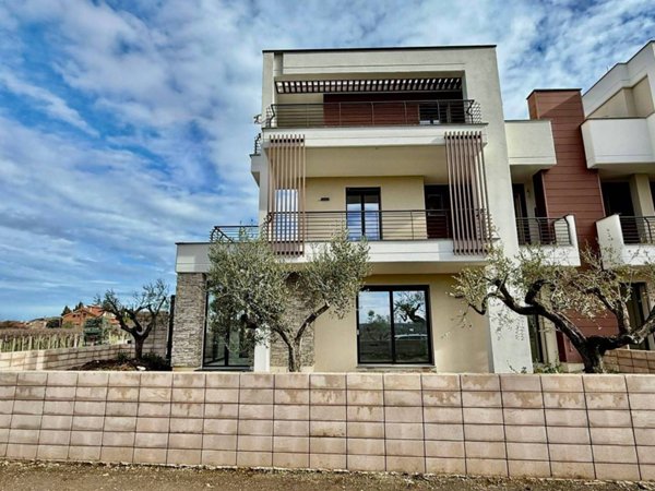 casa indipendente in vendita a Roma in zona Torre Gaia