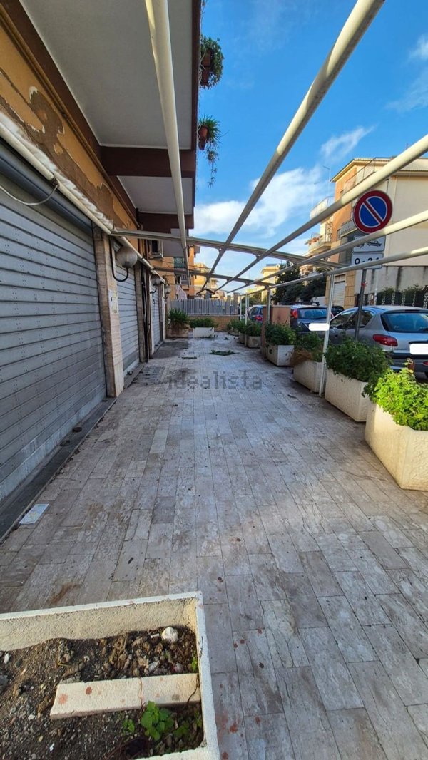 locale commerciale in vendita a Roma in zona Torre Angela