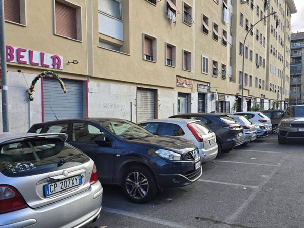 negozio in vendita a Roma in zona Don Bosco