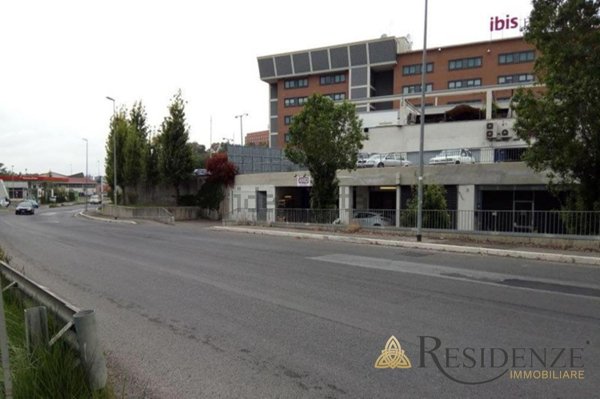 locale commerciale in vendita a Roma in zona Magliana Vecchia