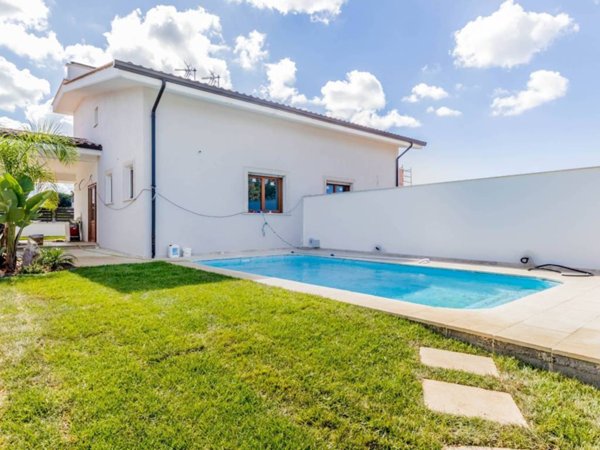 casa indipendente in vendita a Roma in zona Axa
