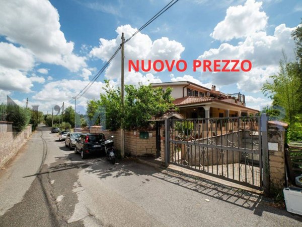 appartamento in vendita a Roma in zona Valle Santa