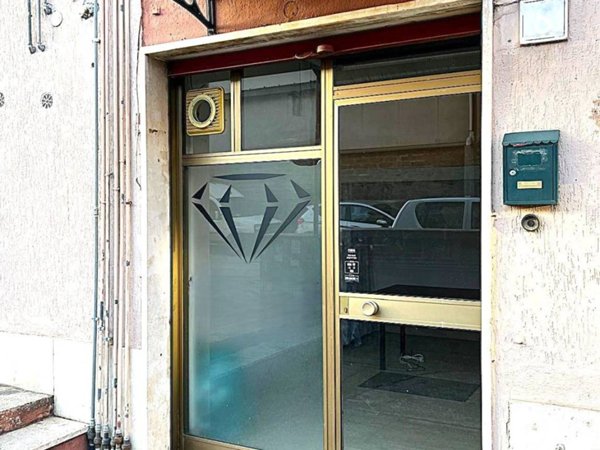 negozio in vendita a Roma in zona Torre Angela