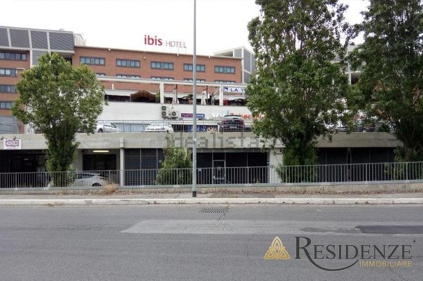 locale commerciale in vendita a Roma in zona Magliana Vecchia