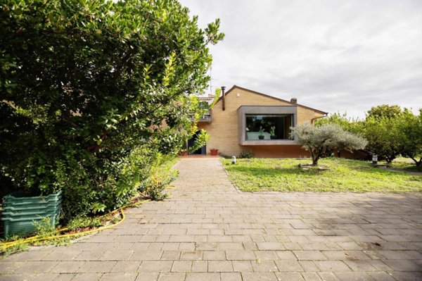 casa indipendente in vendita a Roma in zona Castel di Guido