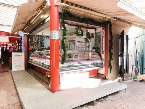 negozio in vendita a Roma in zona Casal Boccone