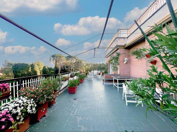 appartamento in vendita a Roma in zona Tomba di Nerone