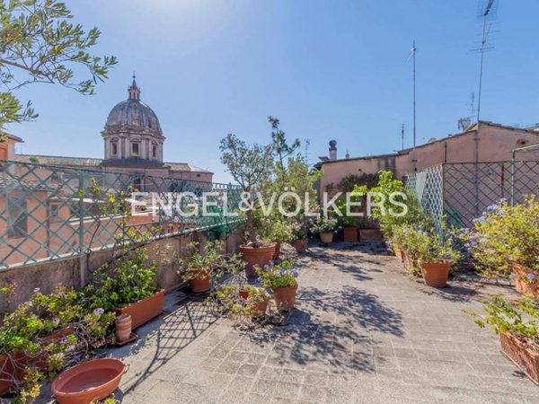 appartamento in vendita a Roma in zona Rione Regola