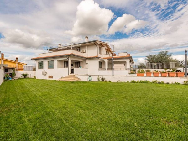 casa indipendente in vendita a Roma in zona Finocchio