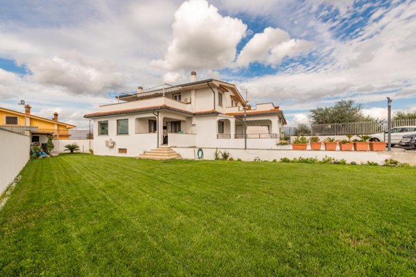 casa indipendente in vendita a Roma in zona Finocchio