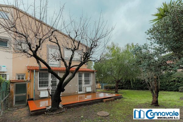 casa indipendente in vendita a Roma in zona Casal Palocco
