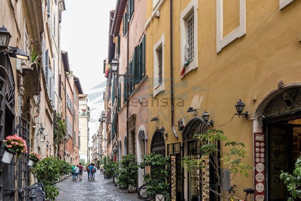 locale commerciale in vendita a Roma in zona Parione/Sant'Eustachio